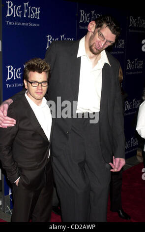 Matthew Mcgrory Ewan Mcgregor Big Fish 2003 Stockfotografie Alamy matthew mcgrory ewan mcgregor big