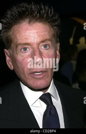 26. Februar 2004 - New York, New York, US - K35840JKRON. Fiedler auf dem Dach OPENING NIGHT am MINSKOFF THEATRE in NEW YORK neue York.02/26/2004.  / 2004.CALVIN KLEIN (Kredit-Bild: © John Krondes/Globe Photos/ZUMAPRESS.com) Stockfoto