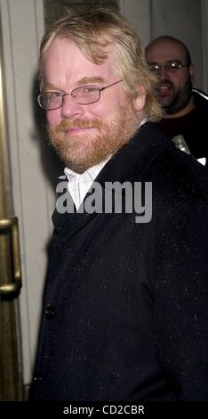 8. April 2004 - New York, New York, US - K36552JKRON. PREMIERE FÜR DAS BROADWAY-STÜCK. " SPIEL ''... PLYMOUTH THEATRE, NEW YORK New York... 08.03.2004.   / 2004. PHILIP SEYMOUR HOFFMAN (Kredit-Bild: © John Krondes/Globe Photos/ZUMAPRESS.com) Stockfoto