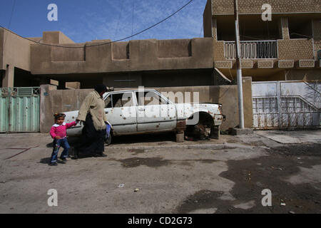 3. März 2008 - Dora District, Bagdad, Irak - eine Frau und ein Kind zu Fuß in der Dora Distrikt von Bagdad. (Kredit-Bild: © Simon Klingert/ZUMA Press) Einschränkungen: * Deutschland Rechte heraus * Stockfoto
