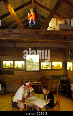 EATONTON, GA - APRIL 25: Darrell White plays an seine Tochter Jessica Weiterlesen im Musée Onkel Remus in Eatonton, Georgia, Mittwoch, 25. April 2007. Joel Chandler Harris, der Onkel Remus Geschichten schrieb, wurde in Eatonton geboren. (Foto von Erik S. weniger / für die New York Times) Stockfoto