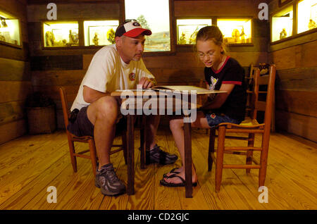 EATONTON, GA - APRIL 25: Darrell White plays an seine Tochter Jessica Weiterlesen im Musée Onkel Remus in Eatonton, Georgia, Mittwoch, 25. April 2007. Joel Chandler Harris, der Onkel Remus Geschichten schrieb, wurde in Eatonton geboren. (Foto von Erik S. weniger / für die New York Times) Stockfoto