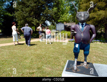 EATONTON, GA - APRIL 25: Brer Kaninchen begrüßt Besucher Onkel Remus in Eatonton, Georgia, auf Mittwoch, 25. April 2007. Joel Chandler Harris, der Onkel Remus Geschichten schrieb, wurde in Eatonton geboren. (Foto von Erik S. weniger / für die New York Times) Stockfoto