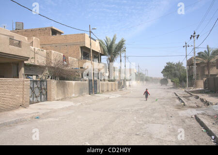 3. März 2008 - Dora District, Bagdad, Irak - läuft ein Kind entlang einer Straße in der Dora Distrikt von Bagdad. (Kredit-Bild: © Simon Klingert/ZUMA Press) Einschränkungen: * Deutschland Rechte heraus * Stockfoto