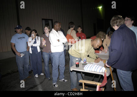 4. März 2008 - Austin, Texas, USA - nach dem Gebäude, wo sie angeblich um zu Flügels, unerwartet geschlossen wurde, versammelten sich Texas Demokraten in einem dunklen Parkplatz, in der Fußgängerzone-Konventionen für Hillary Clinton oder Barack Obama zu stimmen. Wähler verwendet Taschenlampen und Handys, um Licht das Zeichen-Blatt Stockfoto