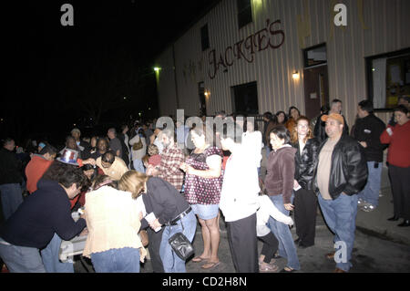 4. März 2008 - Austin, Texas, USA - nach dem Gebäude, wo sie angeblich um zu Flügels, unerwartet geschlossen wurde, versammelten sich Texas Demokraten in einem dunklen Parkplatz, in der Fußgängerzone-Konventionen für Hillary Clinton oder Barack Obama zu stimmen. Wähler verwendet Taschenlampen und Handys, um Licht das Zeichen-Blatt Stockfoto