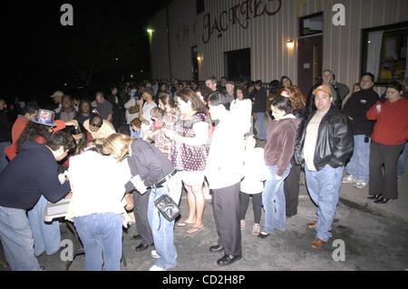 4. März 2008 - Austin, Texas, USA - nach dem Gebäude, wo sie angeblich um zu Flügels, unerwartet geschlossen wurde, versammelten sich Texas Demokraten in einem dunklen Parkplatz, in der Fußgängerzone-Konventionen für Hillary Clinton oder Barack Obama zu stimmen. Wähler verwendet Taschenlampen und Handys, um Licht das Zeichen-Blatt Stockfoto