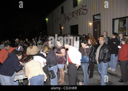 4. März 2008 - Austin, Texas, USA - nach dem Gebäude, wo sie angeblich um zu Flügels, unerwartet geschlossen wurde, versammelten sich Texas Demokraten in einem dunklen Parkplatz, in der Fußgängerzone-Konventionen für Hillary Clinton oder Barack Obama zu stimmen. Wähler verwendet Taschenlampen und Handys, um Licht das Zeichen-Blatt Stockfoto