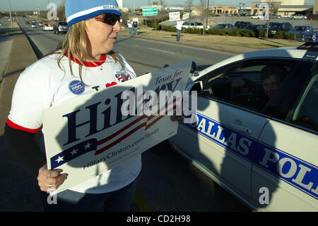 4. März 2008 - ist Dallas, Texas, USA - Hillary Clinton Unterstützer RACHEL WEISER, von Dallas, gebeten, Schritt auf die Seite der Straße von einem Polizeibeamten Dallas während Clintons "schreien und brüllen" Kampagne Skillman unterwegs.  (Kredit-Bild: © Robert Hughes/ZUMA Press) Stockfoto