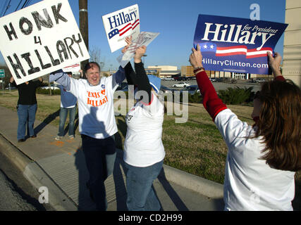 4. März 2008 - Dallas, Texas, USA - Hillary Clinton Anhänger (von links) BRUCE HARTLEY, von Ottawa, Kanada, RACHEL WEISER, Dallas und AMY KREISBERG, von New York City, Teilnahme an Clintons "schreien und brüllen" Kampagne Skillman unterwegs.   (Kredit-Bild: © Robert Hughes/ZUMA Press) Stockfoto