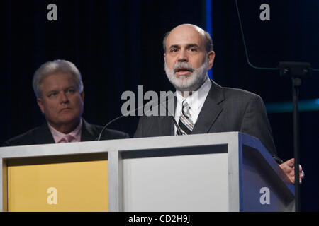 Vereinigte Staaten-US-Notenbankchef Ben Bernanke befasst sich mit der allgemeinen Versammlung der unabhängigen Gemeinschaft Bankers of America während der ICBA Convention in Orlando World Center Marriott Resort in Orlando, Florida, USA, 4. März 2008. Stockfoto
