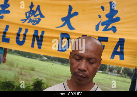 Falun Gong Mitglied Meditationen während Protest vor der China Botschaft In Jakarta, Indonesien März 05,2008. Mitglied des Falun Gong protestiert gegen die chinesische Regierung und die Verfolgung von Falun Gong Mitgliedern. Ihre Behauptung, dass viele Falun Gong-Praktizierende noch illegal in Arbeitslagern festgehalten werden Stockfoto