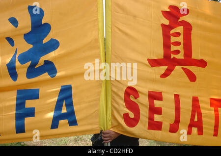 Falun Gong Mitglied Meditationen während Protest vor der China Botschaft In Jakarta, Indonesien März 05,2008. Mitglied des Falun Gong protestiert gegen die chinesische Regierung und die Verfolgung von Falun Gong Mitgliedern. Ihre Behauptung, dass viele Falun Gong-Praktizierende noch illegal in Arbeitslagern festgehalten werden Stockfoto