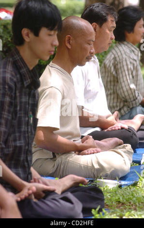 Falun Gong Mitglied Meditationen während Protest vor der China Botschaft In Jakarta, Indonesien März 05,2008. Mitglied des Falun Gong protestiert gegen die chinesische Regierung und die Verfolgung von Falun Gong Mitgliedern. Ihre Behauptung, dass viele Falun Gong-Praktizierende noch illegal in Arbeitslagern festgehalten werden Stockfoto