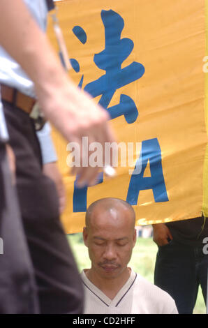 Falun Gong Mitglied Meditationen während Protest vor der China Botschaft In Jakarta, Indonesien März 05,2008. Mitglied des Falun Gong protestiert gegen die chinesische Regierung und die Verfolgung von Falun Gong Mitgliedern. Ihre Behauptung, dass viele Falun Gong-Praktizierende noch illegal in Arbeitslagern festgehalten werden Stockfoto