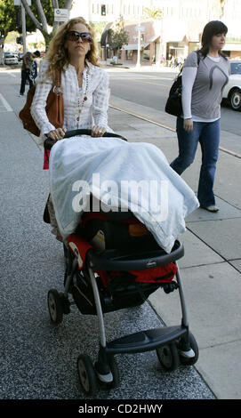 5. März 2008 - Beverly Hills, Kalifornien, USA - Sängerin SHERYL CROW schiebt ihr Adoptivsohn WYATT auf dem Robertson Boulevard. (Kredit-Bild: © Laguna Bilder/ZUMA Press) Stockfoto