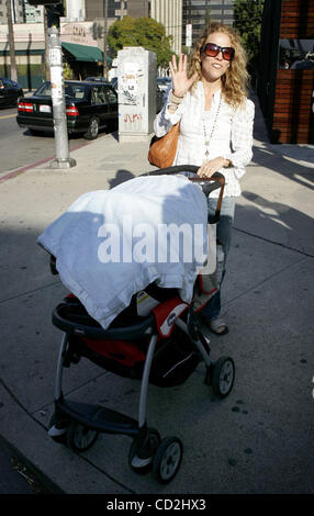 5. März 2008 - Beverly Hills, Kalifornien, USA - Sängerin SHERYL CROW schiebt ihr Adoptivsohn WYATT auf dem Robertson Boulevard. (Kredit-Bild: © Laguna Bilder/ZUMA Press) Stockfoto