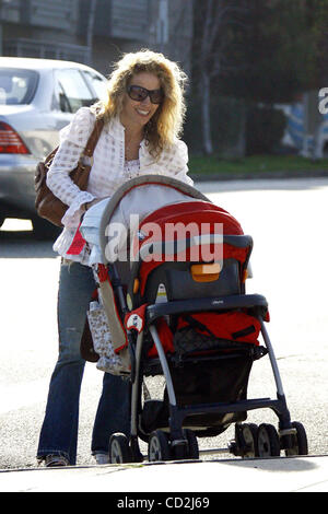 5. März 2008 - Beverly Hills, Kalifornien, USA - Sängerin SHERYL CROW schiebt ihr Adoptivsohn WYATT auf dem Robertson Boulevard. (Kredit-Bild: © Laguna Bilder/ZUMA Press) Stockfoto