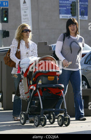 5. März 2008 - Beverly Hills, Kalifornien, USA - Sängerin SHERYL CROW schiebt ihr Adoptivsohn WYATT auf dem Robertson Boulevard. (Kredit-Bild: © Laguna Bilder/ZUMA Press) Stockfoto