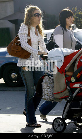 5. März 2008 - Beverly Hills, Kalifornien, USA - Sängerin SHERYL CROW schiebt ihr Adoptivsohn WYATT auf dem Robertson Boulevard. (Kredit-Bild: © Laguna Bilder/ZUMA Press) Stockfoto