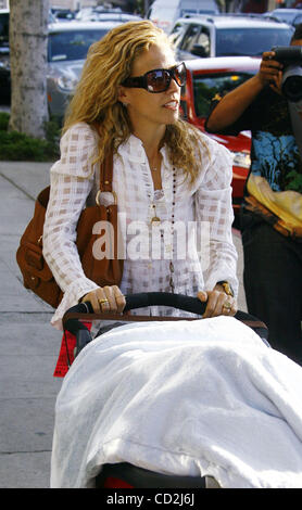 5. März 2008 - Beverly Hills, Kalifornien, USA - Sängerin SHERYL CROW schiebt ihr Adoptivsohn WYATT auf dem Robertson Boulevard. (Kredit-Bild: © Laguna Bilder/ZUMA Press) Stockfoto