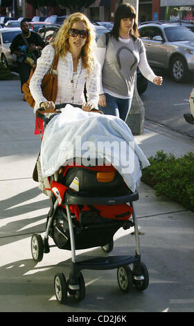 5. März 2008 - Beverly Hills, Kalifornien, USA - Sängerin SHERYL CROW schiebt ihr Adoptivsohn WYATT auf dem Robertson Boulevard. (Kredit-Bild: © Laguna Bilder/ZUMA Press) Stockfoto