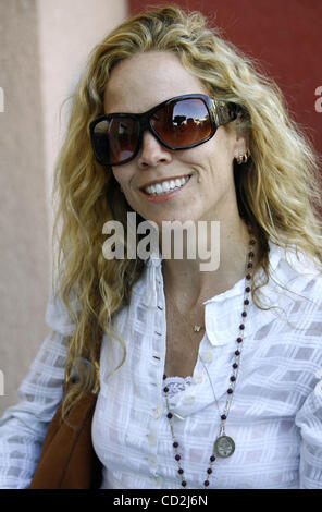 5. März 2008 - Beverly Hills, Kalifornien, USA - Sängerin SHERYL CROW schiebt ihr Adoptivsohn WYATT auf dem Robertson Boulevard. (Kredit-Bild: © Laguna Bilder/ZUMA Press) Stockfoto