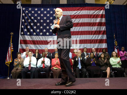 Republikanische Präsidenten hoffnungsvollen Arizona Senator John McCain beteiligt sich ein Mitarbeiter Rathaus Treffen am Hauptsitz Chick-Fil-A-Restaurant in Atlanta, Georgia, USA, 7. März 2008. (Kredit-Bild: © Erik Lesser/ZUMA Press) Stockfoto