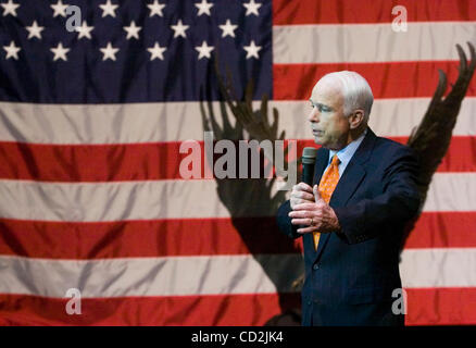 Republikanische Präsidenten hoffnungsvollen Arizona Senator John McCain beteiligt sich ein Mitarbeiter Rathaus Treffen am Hauptsitz Chick-Fil-A-Restaurant in Atlanta, Georgia, USA, 7. März 2008. (Kredit-Bild: © Erik Lesser/ZUMA Press) Stockfoto