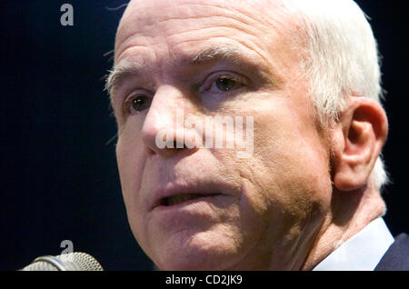 Republikanische Präsidenten hoffnungsvollen Arizona Senator John McCain beteiligt sich ein Mitarbeiter Rathaus Treffen am Hauptsitz Chick-Fil-A-Restaurant in Atlanta, Georgia, USA, 7. März 2008. (Kredit-Bild: © Erik Lesser/ZUMA Press) Stockfoto