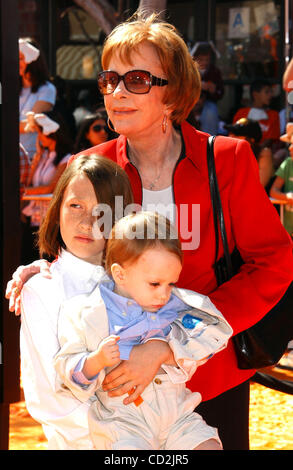 8. März 2008 - Hollywood, Kalifornien, USA - I13026PR.DR. SEUSS' HORTON hört ein WHO! WELT-PREMIERE. MANN VILLAGE THEATER, WESTWOOD, CA.03/08/08.CAROL BURNETT MIT ENKELKINDERN ZACK UND DYLAN.  --2008 (Kredit-Bild: © Phil Roach/Globe Photos/ZUMAPRESS.com) Stockfoto