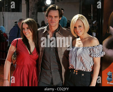 8. März 2008 - Westwood, Kalifornien, USA - Schauspieler JIM CARREY (Mitte), Tochter JANE CARREY und Schauspielerin JENNY McCARTHY in der "Dr. Seuss' Horton Hears A Who" Welt-Premiere am Theater in Westwood Village statt. (Kredit-Bild: © Lisa O'Connor/ZUMA Press) Stockfoto