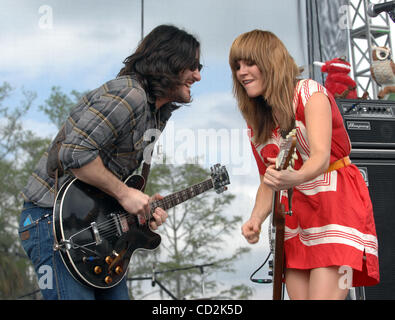 9. März 2008 - Everglades, Florida, führt im Rahmen des 6. jährlichen Langerado Music Festival USA - Gitarrist SCOTT TOURNET (L-R) und Sängerin GRACE POTTER Grace Potter-Band und die Nachtszenen.  Das viertägige Festival zieht mehr als 25 000 Musikfans zu sehen, eine Vielzahl von Künstler auf 5 Differen Stockfoto