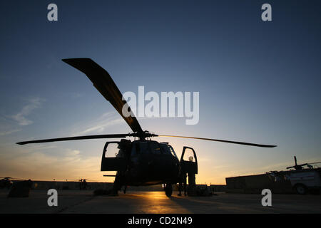 13. März 2008 - Bagdad, Irak - A uns Armee UH-60 Blackhawk Hubschrauber erhält nach dem Flug Wartungsarbeiten an der Flightline am Camp Taji, Irak. (Kredit-Bild: © Simon Klingert/ZUMA Press) Stockfoto