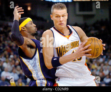 Die Golden State Warriors' Andris Biedrins schaltet den Memphis Grizzlies Hakim Warrick in der Oracle Arena in Oakland, Kalifornien auf Samstag, 15. März 2008.  (Dan Honda/Contra Costa Times) Stockfoto