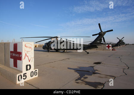 18. März 2008 - Camp Taji, ist neben der Flightline Camp Taji im Irak Taji, Irak - A uns Armee Medevac Blackhawk Hubschrauber geparkt. (Kredit-Bild: © Simon Klingert/ZUMA Press) Einschränkungen: * Deutschland Rechte heraus * Stockfoto