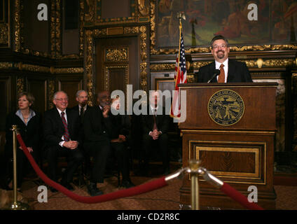 17. März 2008 - St. Paul, Minnesota, USA - Gouverneur Tim Pawlenty hat seine Ernennung von Eric Magnuson als oberster Richter des Obersten Gerichtshofes von Minnesota Montag auf einer Pressekonferenz im Empfangsraum des Gouverneurs.  AUF diesem Foto:] neu ernannte Chief Justice ERIC MAGNUSON auf dem Podium mit Mitglied Stockfoto