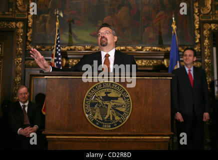 17. März 2008 - St. Paul, Minnesota, USA - Gouverneur Tim Pawlenty hat seine Ernennung von Eric Magnuson als oberster Richter des Obersten Gerichtshofes von Minnesota Montag auf einer Pressekonferenz im Empfangsraum des Gouverneurs.  AUF diesem Foto: Neu ernannten reagierte Oberrichter ERIC MAGNUSON, eines Reporters Stockfoto