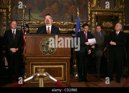 17. März 2008 - St. Paul, Minnesota, USA - Gouverneur Tim Pawlenty hat seine Ernennung von Eric Magnuson als oberster Richter des Obersten Gerichtshofes von Minnesota Montag auf einer Pressekonferenz im Empfangsraum des Gouverneurs.  AUF diesem Foto: Neu ernannten adressiert Oberrichter ERIC MAGNUSON diese gesammelten fo Stockfoto