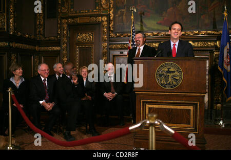 17. März 2008 - St. Paul, Minnesota, USA - Gouverneur Tim Pawlenty hat seine Ernennung von Eric Magnuson als oberster Richter des Obersten Gerichtshofes von Minnesota Montag auf einer Pressekonferenz im Empfangsraum des Gouverneurs.  AUF diesem Foto: Gouverneur TIM PAWLENTY beantwortet eine Frage über seine Ernennung von Eric Ma Stockfoto