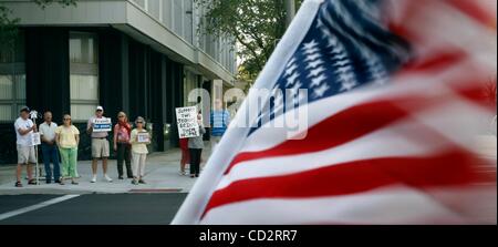 19. März 2008 - St. Petersburg, Florida, USA-Demonstranten versammeln sich auf der Ecke der 4th Street und Central Avenue in der Innenstadt von St. Petersburg auf den 5. Jahrestag des Beginns des Irak-Krieges. Der Protest war einer von Hunderten von MoveOn.org koordiniert landesweit statt.  (Kredit-Bild: © Martha Stockfoto