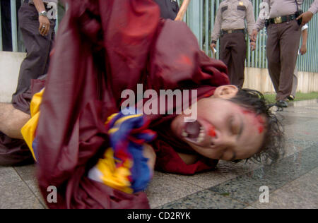 Menschenrechtsaktivisten führen während ein Happening Kunst wie sie protestiert gegen Pekings Durchgreifen auf einer pro-Unabhängigkeit-Push für Tibet vor ot der China Botschaft in Jakarta, 19,2008 marschieren. Proteste gegen die chinesische Herrschaft in Lhasa, der Hauptstadt Tibets, begann am 10. März anlässlich einer fai Stockfoto