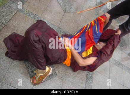 Menschenrechtsaktivisten führen während ein Happening Kunst wie sie protestiert gegen Pekings Durchgreifen auf einer pro-Unabhängigkeit-Push für Tibet vor ot der China Botschaft in Jakarta, 19,2008 marschieren. Proteste gegen die chinesische Herrschaft in Lhasa, der Hauptstadt Tibets, begann am 10. März anlässlich einer fai Stockfoto