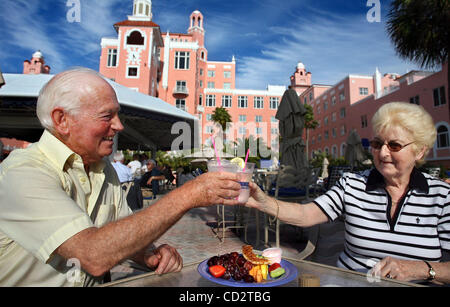 DOLLARSCHWÄCHE 20.03.2008 von links nach rechts: Brian O'Connor, 76, und Sheila O'Connor, 72, (CQ), Dublin, Irland, genießen Sie einen Drink und Aperitif am Pool im Don Cesar Beach Resort and Spa, 20.03.2008, vor dem Abendessen auf die Knochen-Fisch-Grill-Restaurant essen.  Die O'Connor haben übernachten Stockfoto