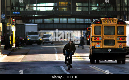 20. März 2008 - Minneapolis, Minnesota, USA - Stadtplaner in Minneapolis werden Fahrradwege entlang der 2nd Avenue South und Marquette Avenue in der Innenstadt beseitigen und Radfahren auf Nicollet Mall. Radfahren auf der Mall ist derzeit verboten, während der Tagesstunden. MAXWELL Giebel, 22, Minneapolis, fuhr seine Stockfoto