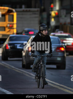 20. März 2008 - Minneapolis, Minnesota, USA - Stadtplaner in Minneapolis werden Fahrradwege entlang der 2nd Avenue South und Marquette Avenue in der Innenstadt beseitigen und Radfahren auf Nicollet Mall. Radfahren auf der Mall ist derzeit verboten, während der Tagesstunden. MAXWELL Giebel, 22, Minneapolis, fuhr seine Stockfoto