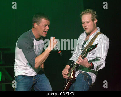 22. März 2008 führt - Fayetteville, North Carolina, USA - (L-R) Sänger BRAD ARNOLD und führen Gitarrist MATT ROBERTS die Band 3 Doors Down live als dort 2008 Tour macht Halt in der Krone-Theater befindet sich in Fayetteville. Copyright 2008 Jason Moore. Obligatorische Credit: Jason Moore Stockfoto