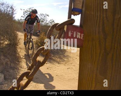 23. März 2008 - Laguna Beach, Kalifornien, USA - Mountainbiken beinhaltet: Langlauf, Radfahren, Reiten downhill, Freeride, Dirt Jump und Studien/Street fahren. Der Sport verlangt Ausdauer, Fahrrad Umgang mit Fähigkeiten und Selbstvertrauen. Es ist ein Einzelsport, die fast überall durchgeführt werden kann. Dort Stockfoto