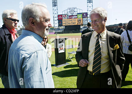 Riesen Präsident und Managing General Partner Peter Magowan Gespräche mit Kolumnist Bruce Grimes Palo Alto Daily News Medien tagsüber im AT&T Park in San Francisco auf Mittwoch, 26. März 2008. (Mathew Sumner/San Mateo County Times) Stockfoto