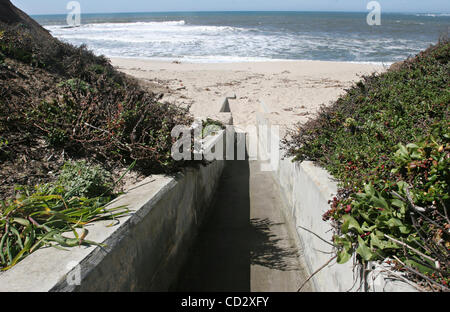 Die Säule Point Air Force Station Gully läuft auf den Strand bei Ross Cove in Princeton-by-the-Sea, Kalifornien, auf Montag, 24. März 2008. Weil der Fitzgerald Marine Reserve fordert, dass die Air Force den Gully von Ross Cove lenkt wo es derzeit läuft, ist die Station tryin Stockfoto